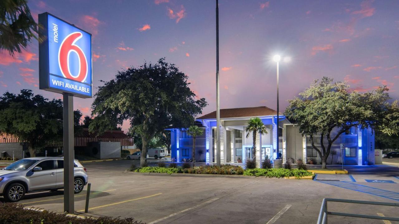 Motel 6-Addison, Tx - Dallas Eksteriør billede