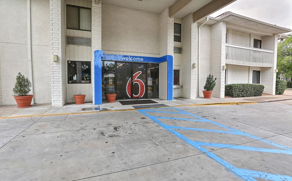 Motel 6-Addison, Tx - Dallas Eksteriør billede